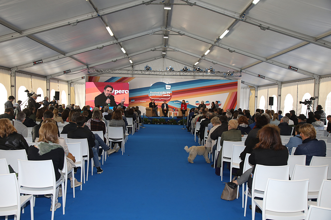 Festival della TV e dei Nuovi Media 2019_094.jpg - FESTIVAL DELLA TV E DEI NUOVI MEDIA 2019 A come Ambiente Le tematiche ambientaliste: dalla cronaca delle catastrofi naturali alla formazione di una vera e propria cultura della prevenzione. Luca Mercalli, Ermete Realacci, Angelo Robotto, Mario Tozzi con Rosy Battaglia
